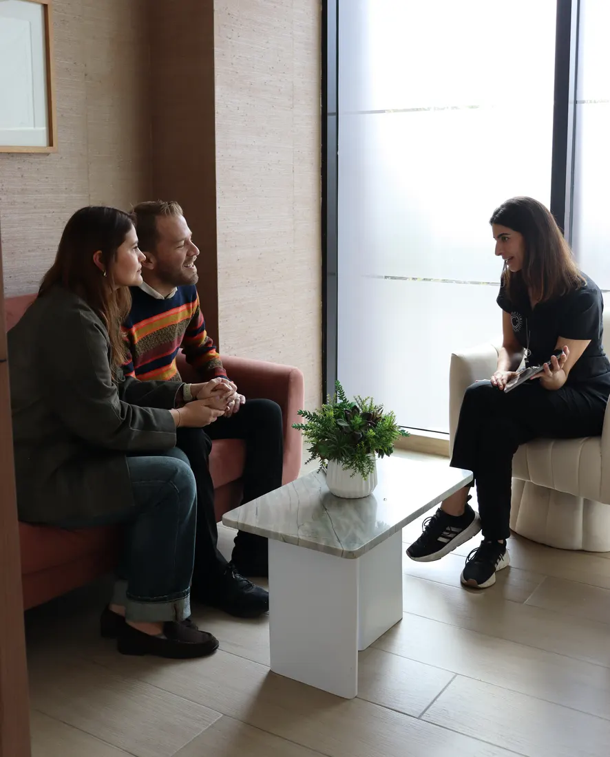 Una doctora explica las opciones a una pareja