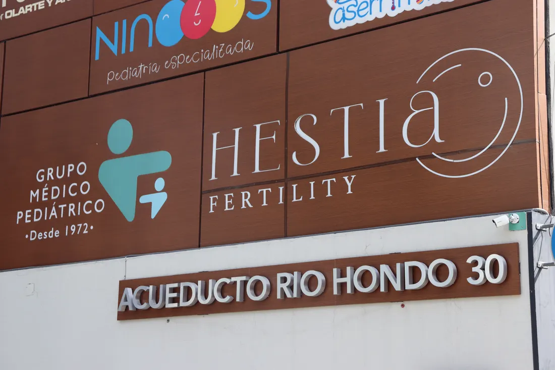 La entrada del edificio en Acueducto Río Hondo 30