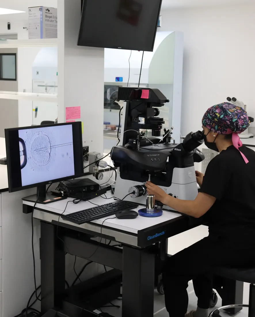 Embrióloga trabajando en el microscopio
